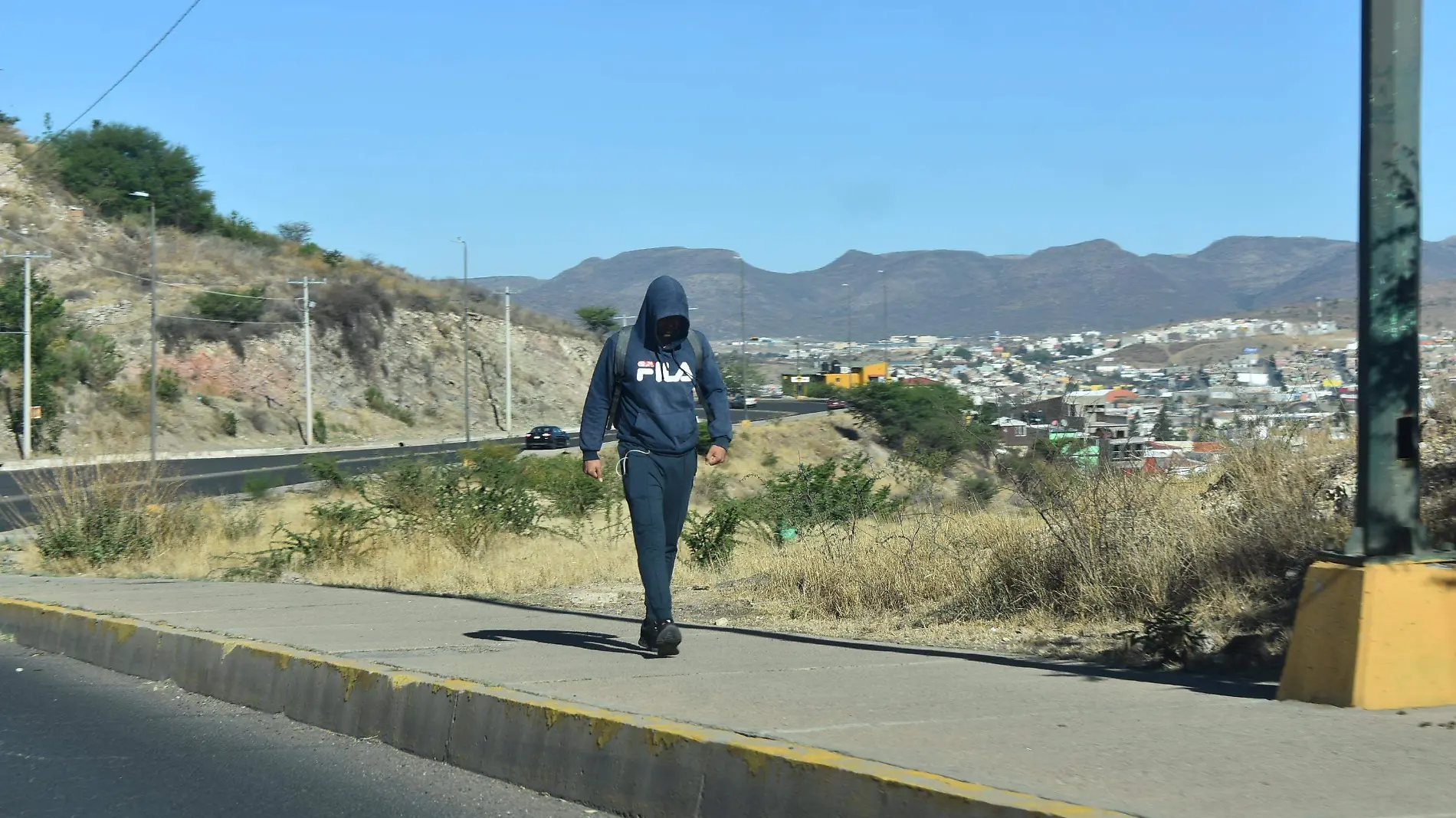 diariamnete por las mañanas acuden al periferico personas interesadas en mantenerse en forma